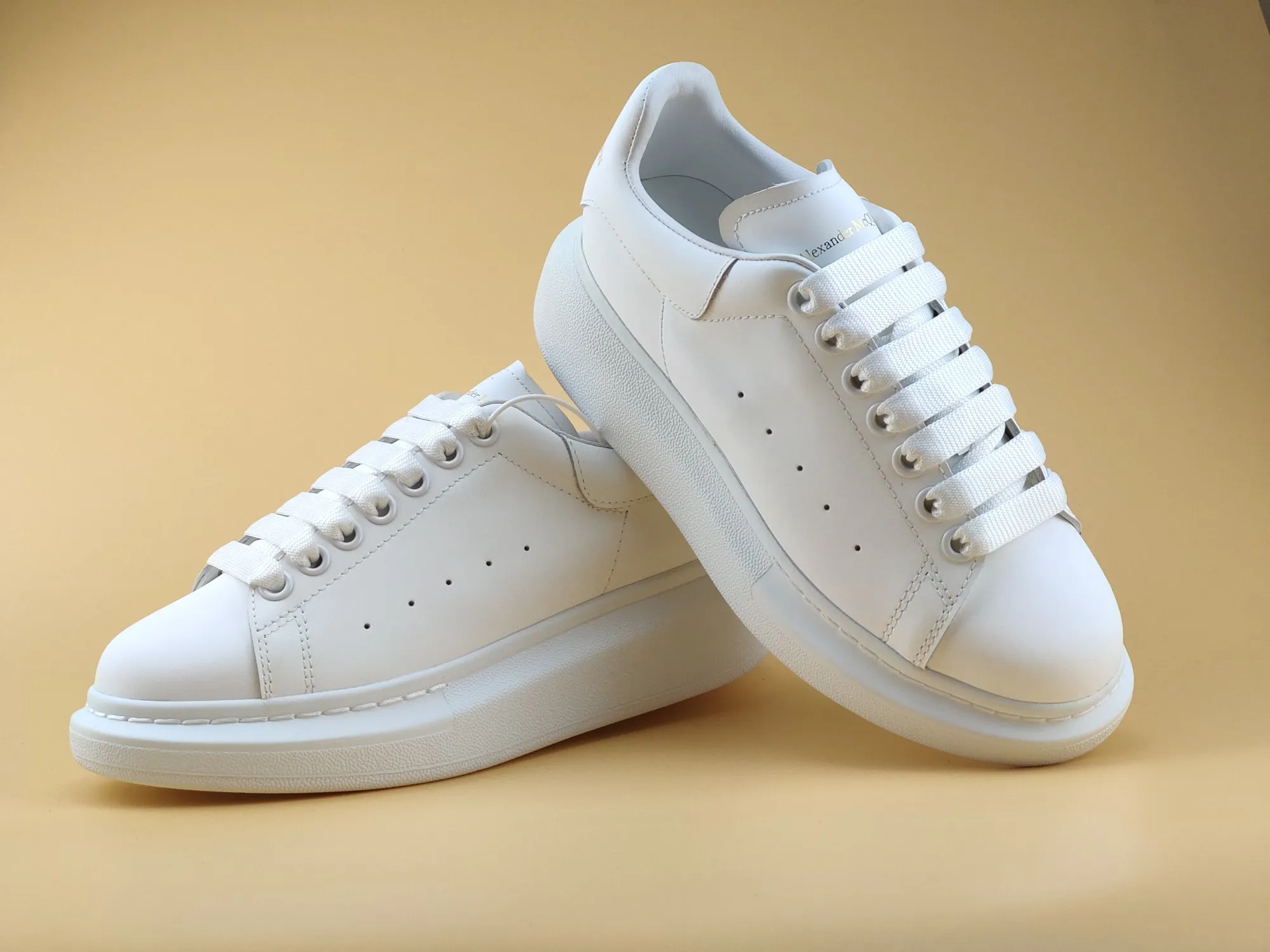 👟👟Ex-factory price 480 👟👟 ALEXANDER MQUEEN (McQueen) 🎉The highest quality silk cowhide version on the market🎊, imported water-dyed sheepskin inside, 1:1 replica at the counter, star style T stage catwalk, a must-have for fashionistas , the original high-temperature and ultra-clear air pressure logo on the foot, absolutely counter-matched version, the arc of the back bag is truly genuine 0⃣ difference, using an exclusive privately molded double-layer vacuum outsole, which is light on the foot and has excellent rebound! Running🏃✈The first choice item for outdoor sports💅💅Trend and fashion coexist📣Female style: 35-39, male style: 39-44 with original packaging